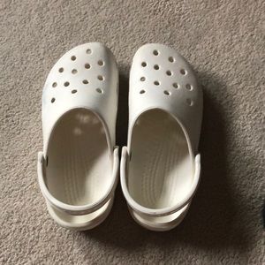 White Crocs: Men’s 6 Women’s 8